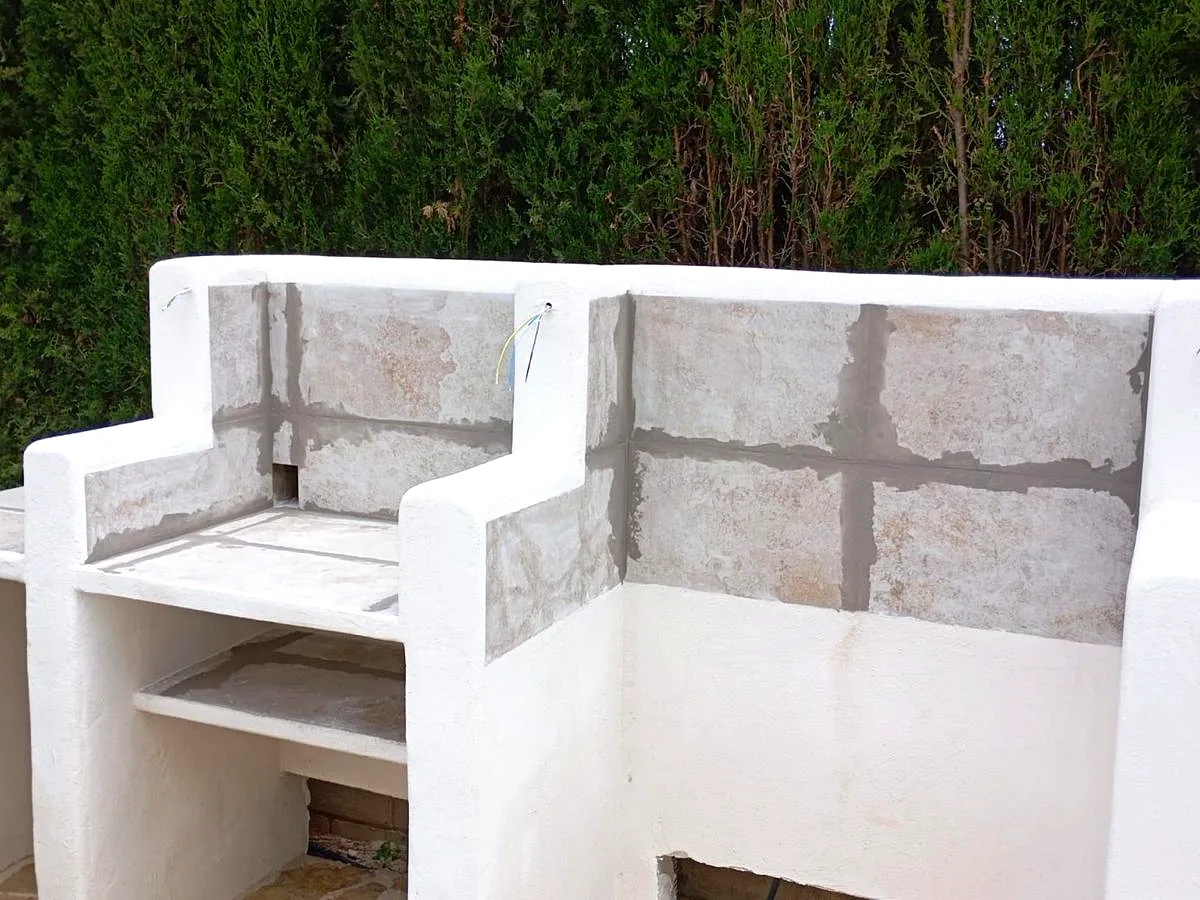 Barbecue and outdoor masonry kitchen under construction with stone worktop — Grupo Topo Reformas