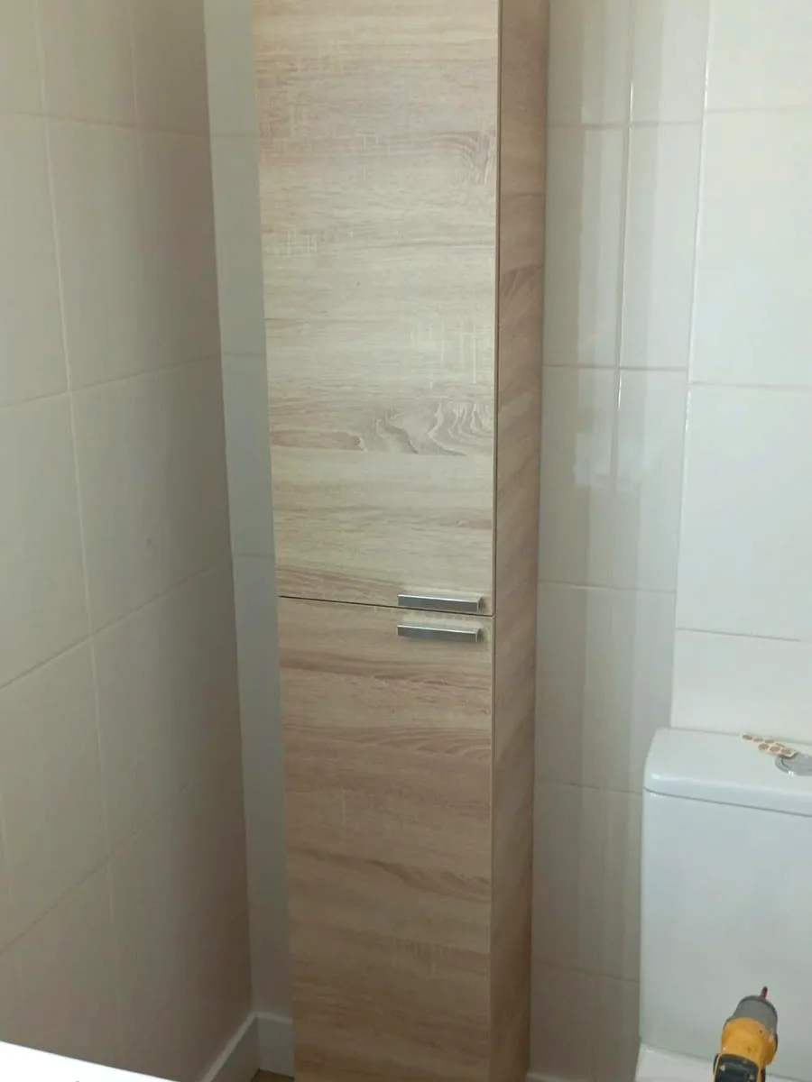 Wood-finish shower column installed after a bathroom retiling renovation — Grupo Topo Reformas