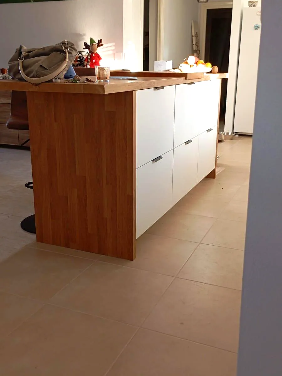 Kitchen island with solid wood worktop and white lacquered fronts — Grupo Topo Reformas