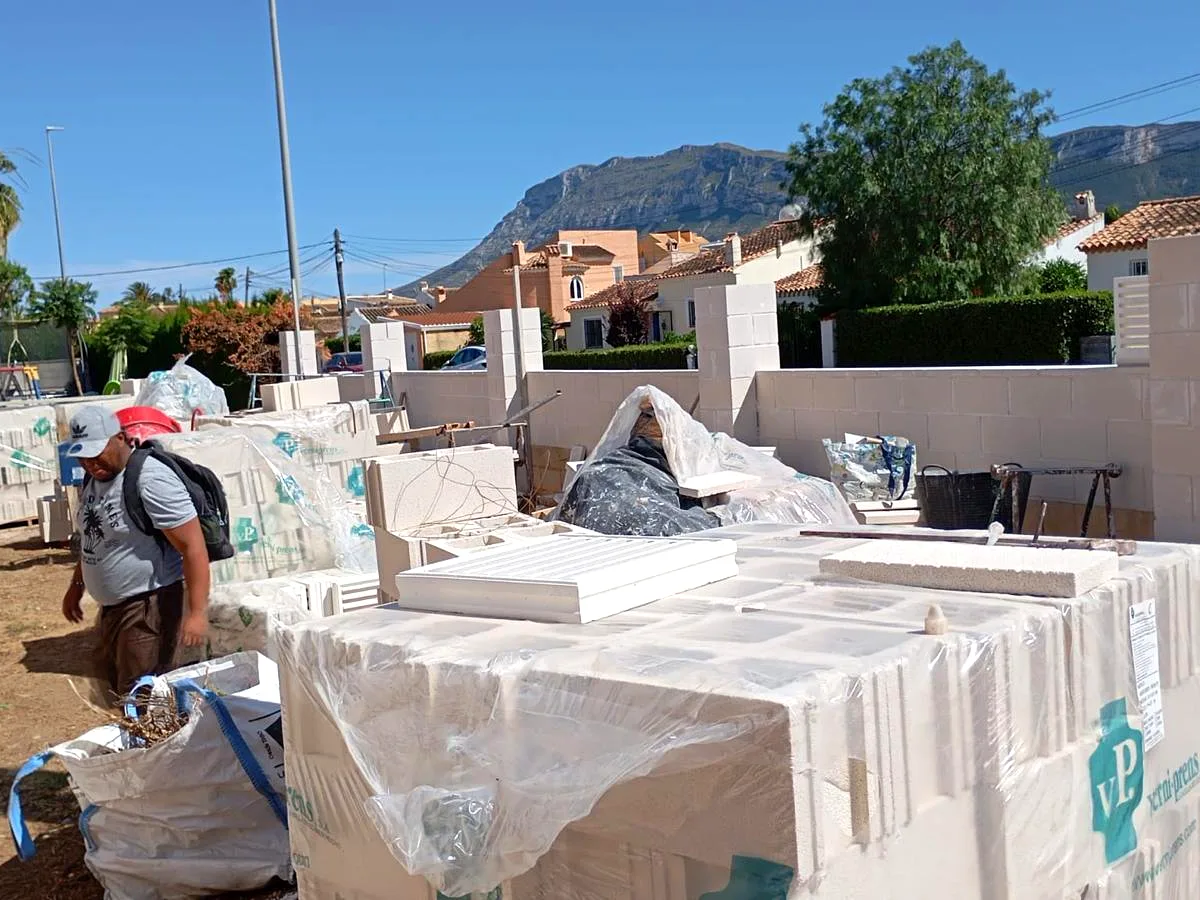 Construction of a perimeter wall with aerated concrete blocks in Dénia, Costa Blanca — Grupo Topo Reformas