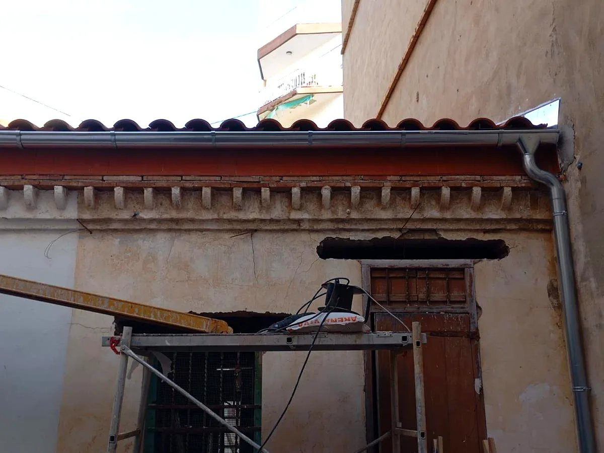 Renovation of eaves, cornice and downpipe in the inner courtyard of an old house — Grupo Topo Reformas