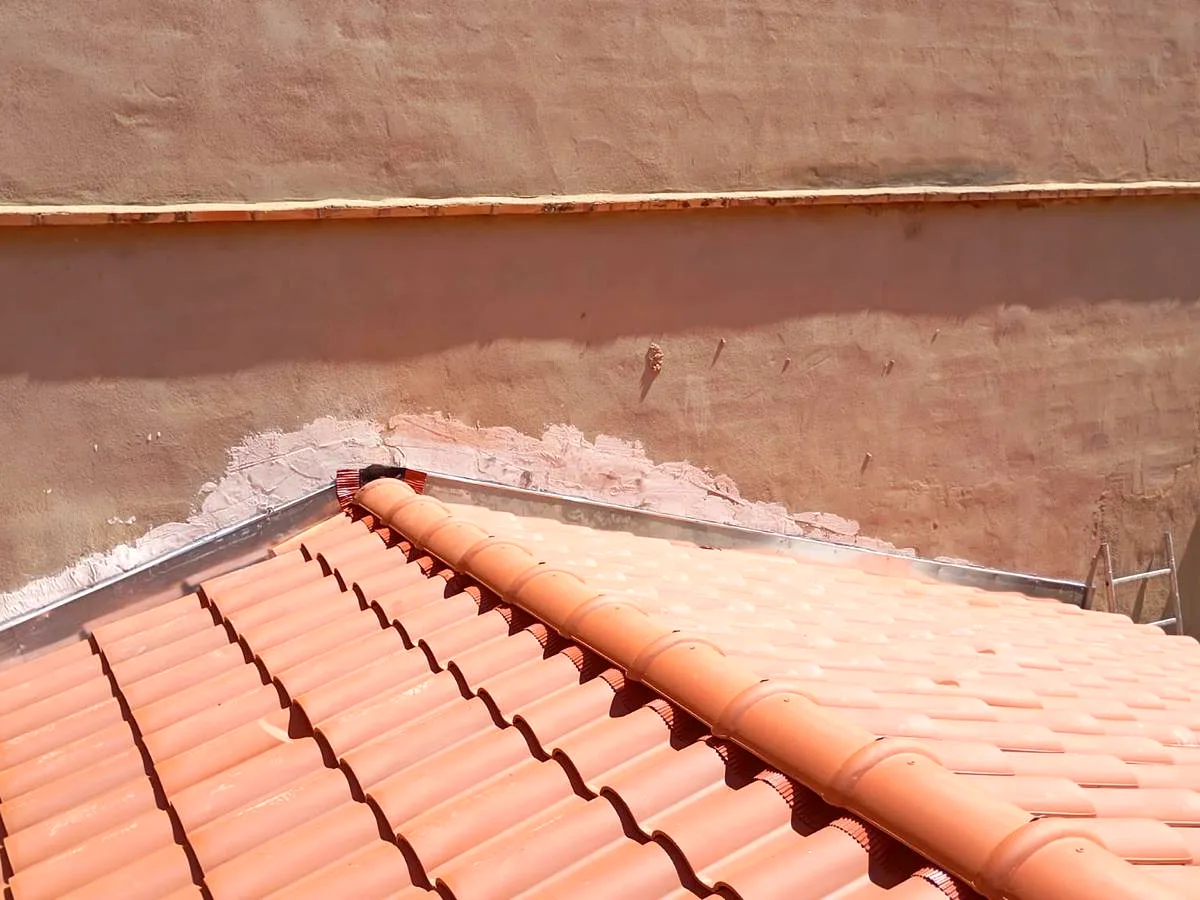 Curved ceramic tile roof with sheet-metal ridge and renovated valley on a Costa Blanca home — Grupo Topo Reformas